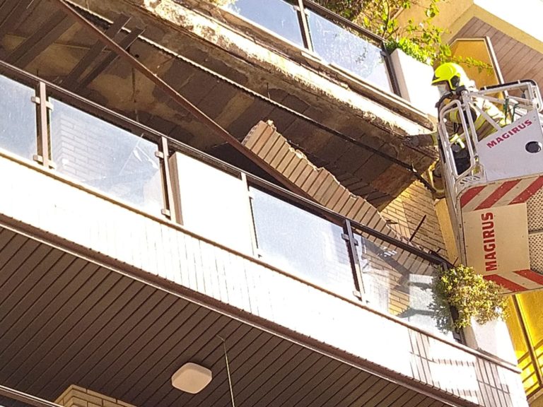 Se desprende un balcón en un edificio de Zaragoza