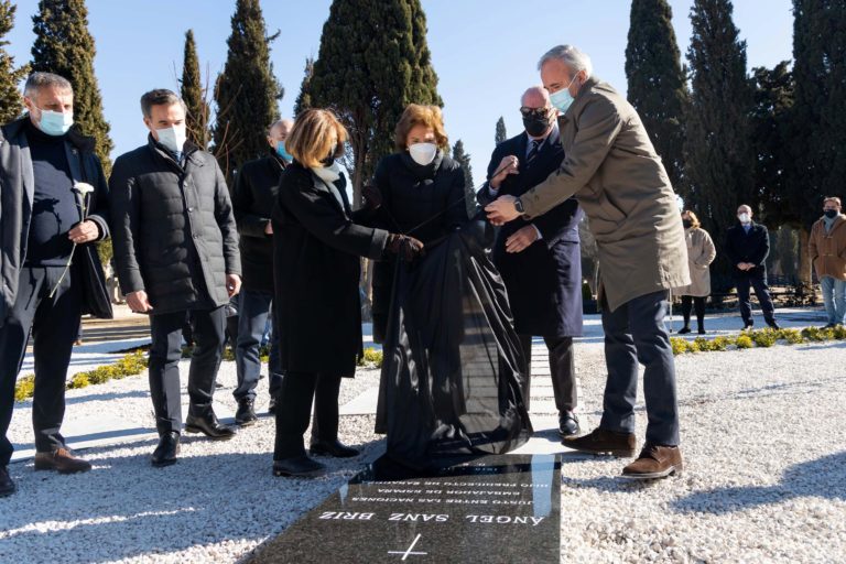 El Cementerio de Torrero inaugura un espacio para el recuerdo dedicado al diplomático zaragozano Ángel Sanz Briz