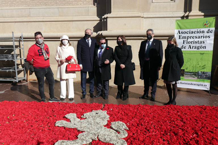 La Plaza del Pilar se llena de claveles para confeccionar la tradicional alfombra floral de la Asociación de Floristas de Aragón