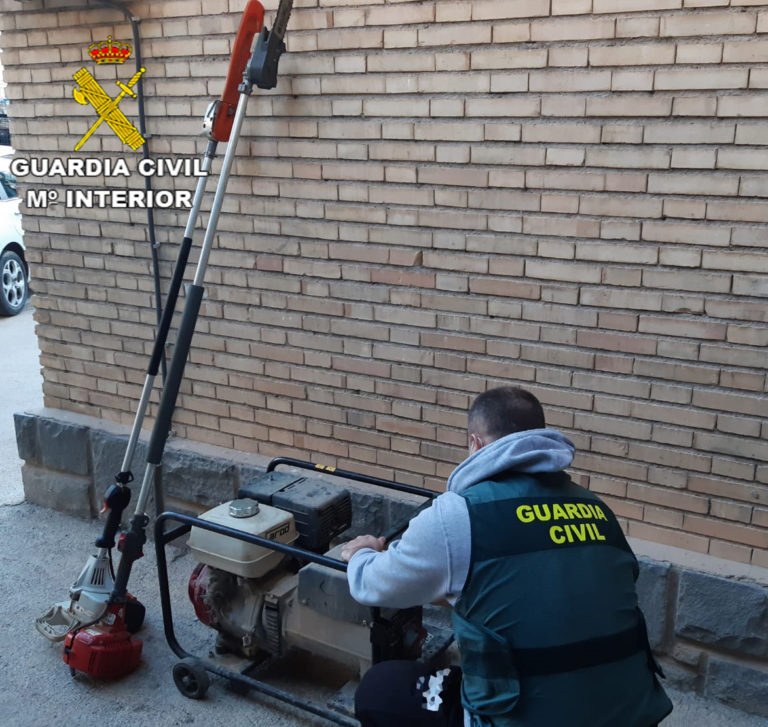 La Guardia Civil de Teruel detiene a dos personas e investiga a una tercera como presuntas autoras de varios delitos de robo y un delito de receptación en Alcañiz y Calanda