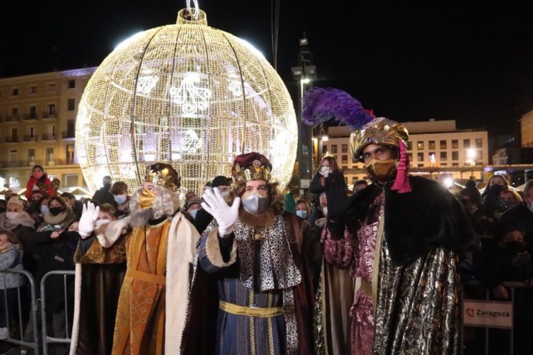 Las calles de Zaragoza acogen una cabalgata de Reyes llena de magia e ilusión