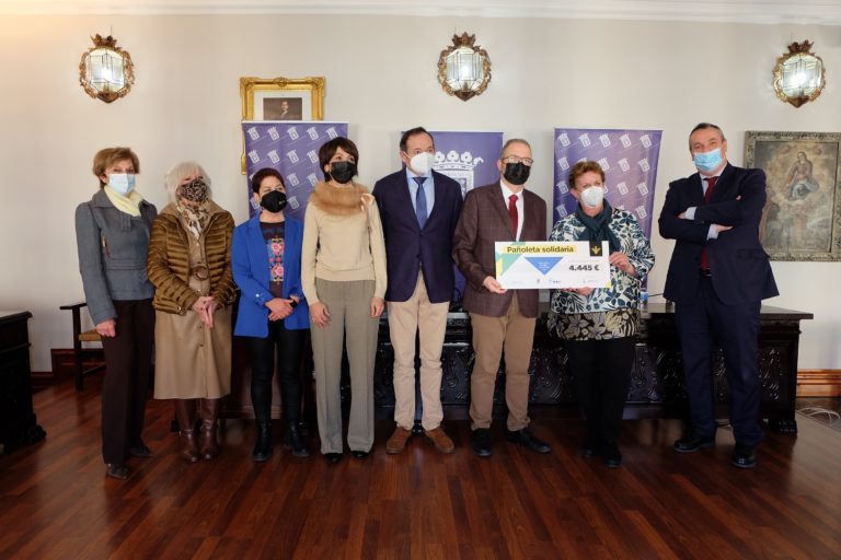 Tarazona entrega un cheque por valor de 4.445 a la AECC por la venta de pañoletas en los balcones