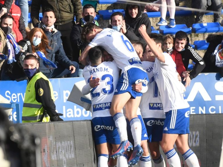 El Real Zaragoza respira con una victoria ante Las Palmas tras ocho jornadas sin ganar (2-1)