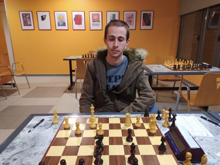 Un maestro ajedrecista más