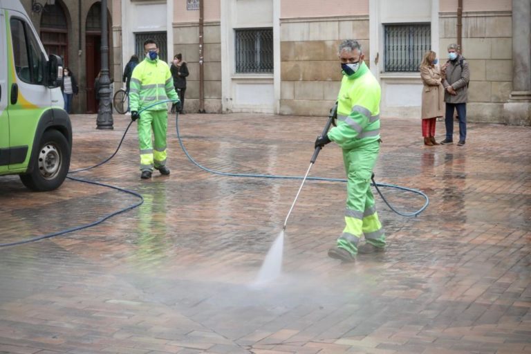 El Ayuntamiento mejorará la limpieza en todos los barrios con la recuperación de los servicios de limpieza que se recortaron en 2012