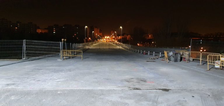 Adif realiza las pruebas de carga en el nuevo paso superior del Camino Cabaldós, en Zaragoza