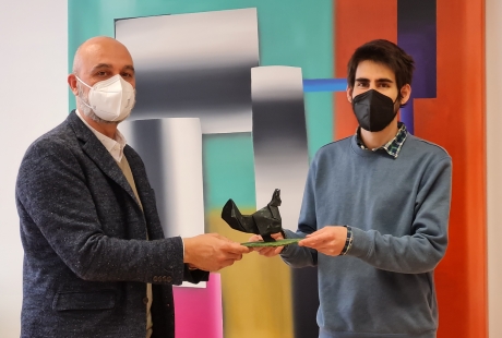El director de Cultura recibe al campeón de las Olimpiadas de origami