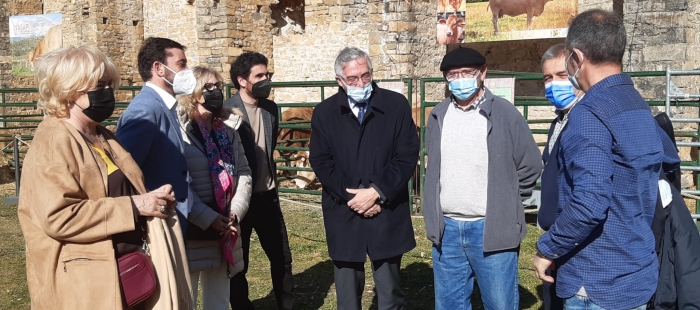 Olona pone en valor el modelo de agricultura familiar y el cooperativismo en Aínsa para «mantener la población en el medio rural»