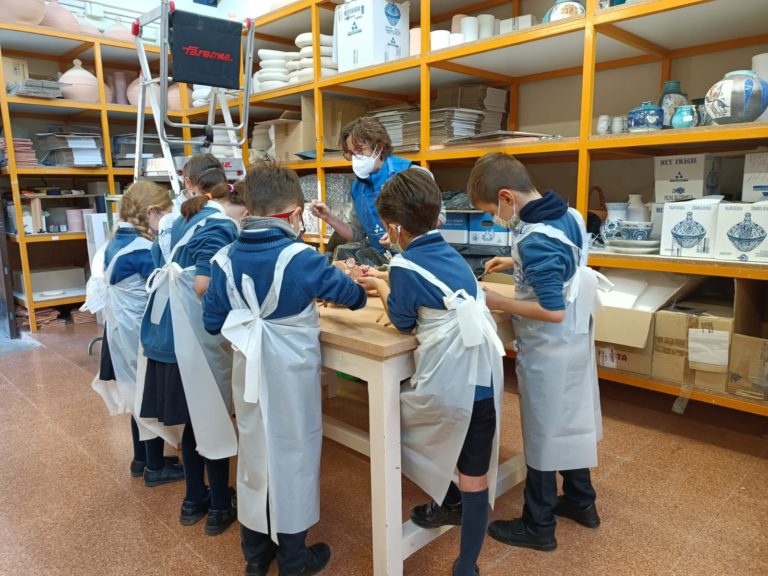 Más de 5.000 alumnos disfrutan este curso del programa de visitas escolares al Taller Escuela Cerámica de Muel de la DPZ