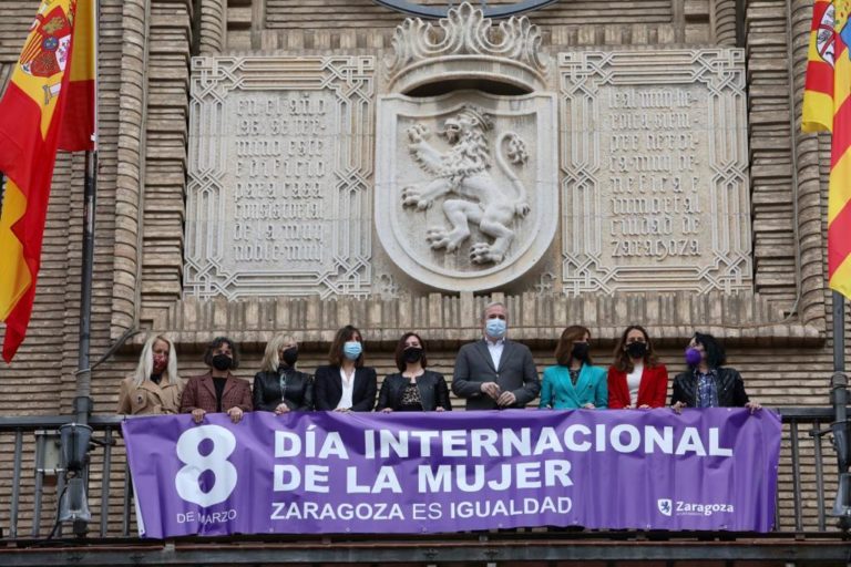 La pancarta del Día Internacional de la Mujer luce en el balcón principal del Ayuntamiento