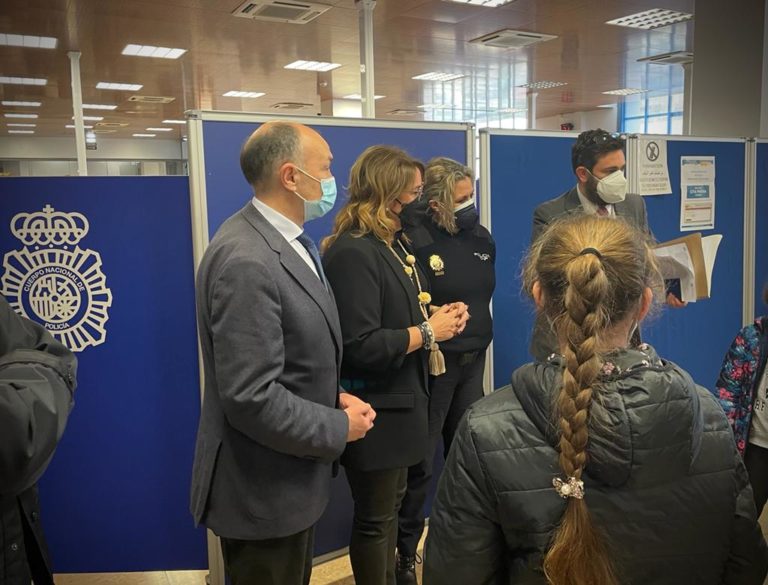 Serrano anuncia que la Policía Nacional dobla turnos para “agilizar al máximo” la acogida de ucranianos que huyen de la guerra