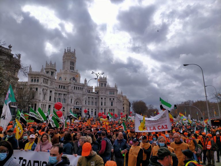 Cientos de miles de agricultores, ganaderos y cazadores se manifiestan en Madrid en defensa del mundo rural