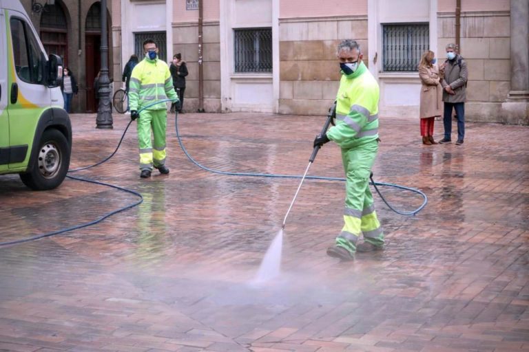 El Gobierno de Zaragoza da luz verde a la recuperación de los servicios de limpieza que se recortaron en 2012