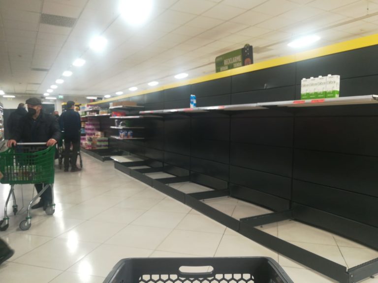Los supermercados comienzan a sentir el desabastecimiento de algunos productos