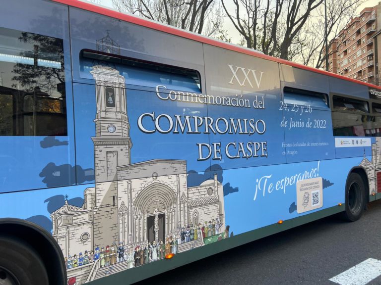 El Ayuntamiento de Caspe lanza una campaña para promocionar las Fiestas del Compromiso en los buses de Zaragoza