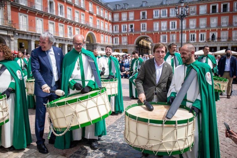 La cofradía de Jesús de la Soledad protagonista de la tamborrada del Domingo de Resurrección en Madrid