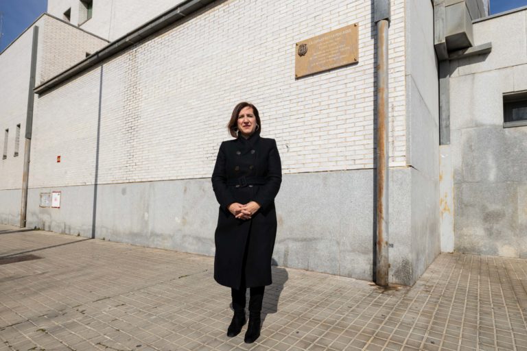 El Ayuntamiento de Zaragoza instala varias placas con inscripciones para realizar la resignificación de las calles de Agustina Simón y de Pedro Lázaro