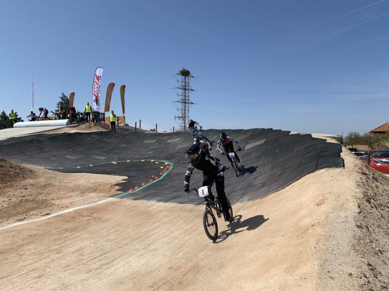 Rafael Izquierdo y Lara Palacio campeones del Aragon de BMX