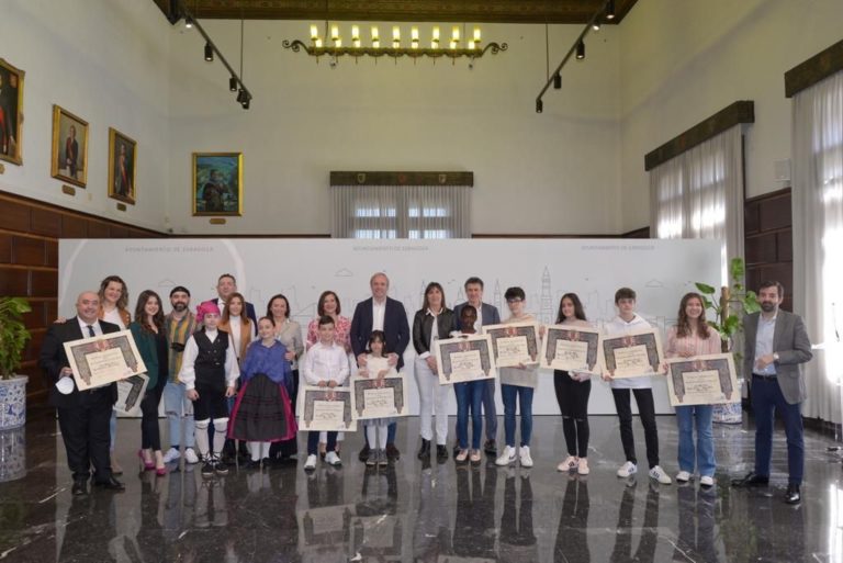 El alcalde de Zaragoza entrega los diplomas del CXXXV Certamen Oficial de Jota