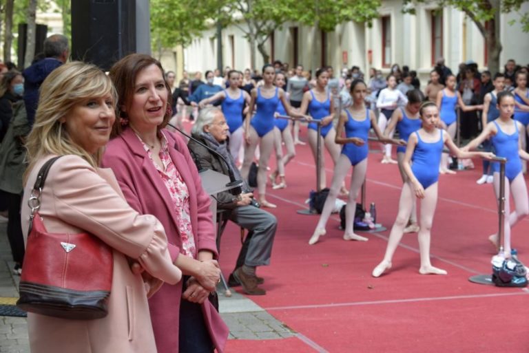 Zaragoza celebra el Día Internacional de la Danza con una multitudinaria exhibición de barra clásica en el patio del Cuartel Palafox