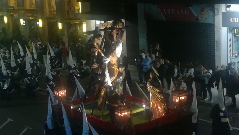 La Procesión del Santo Entierro recorre las calles de Zaragoza en un Viernes muy especial