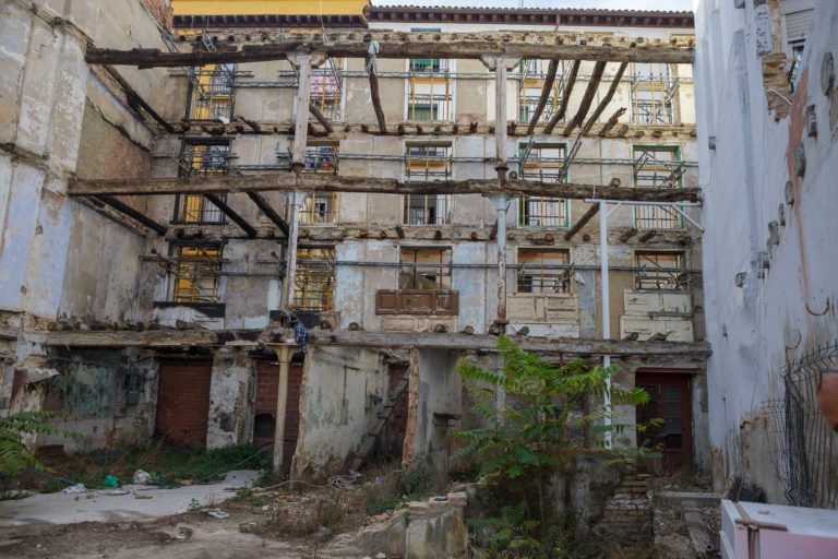Urbanismo adquiere el solar ubicado en Pignatelli 78 que durante 15 años tuvo un andamio en su fachada