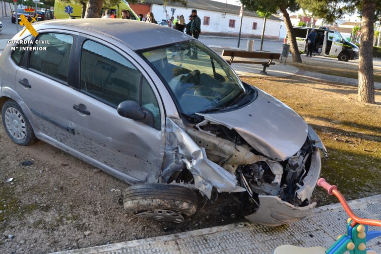 La Guardia Civil investiga a un conductor que ha ocasionado dos siniestros viales en media hora