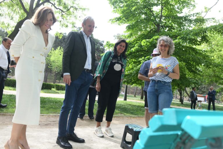 Azcón visita la actividad Bancos de Color que se desarrolla en el Parque Grande