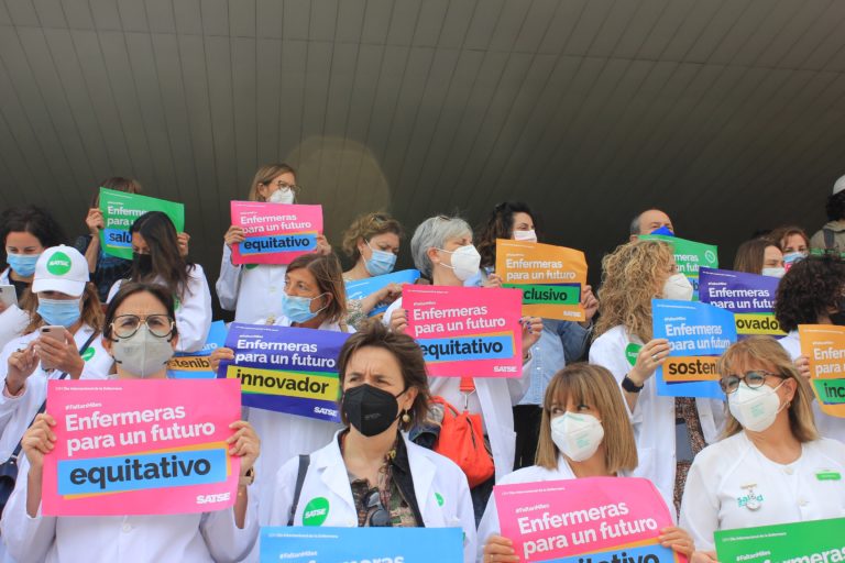 Enfermeras y enfermeros de Aragón han salen a la calle para pedir nvertir más en su desarrollo profesional y laboral.