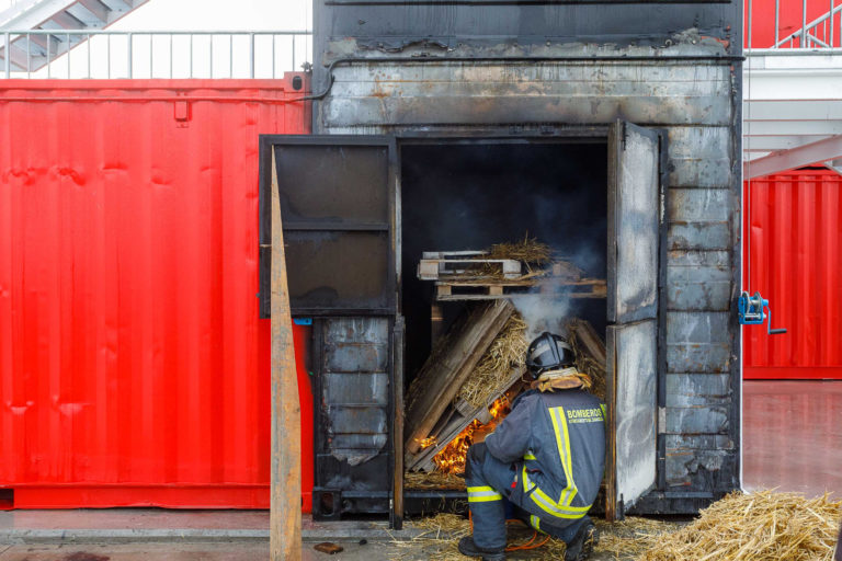 Los Bomberos de Zaragoza estrenan la Casa del Fuego para hacer prácticas con incendios reales
