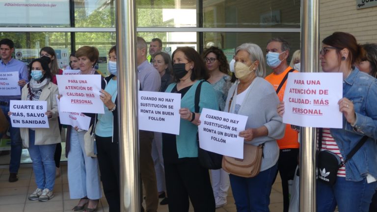 Los profesionales sanitarios y  vecinos se han concentrado en Maria de Huerva ante el Consultorio local para demandar al SALUD