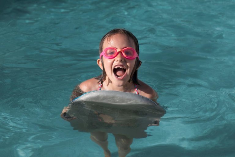 Zaragoza Deporte oferta este verano 1.299 plazas para cursillos de natación infantiles y de adultos