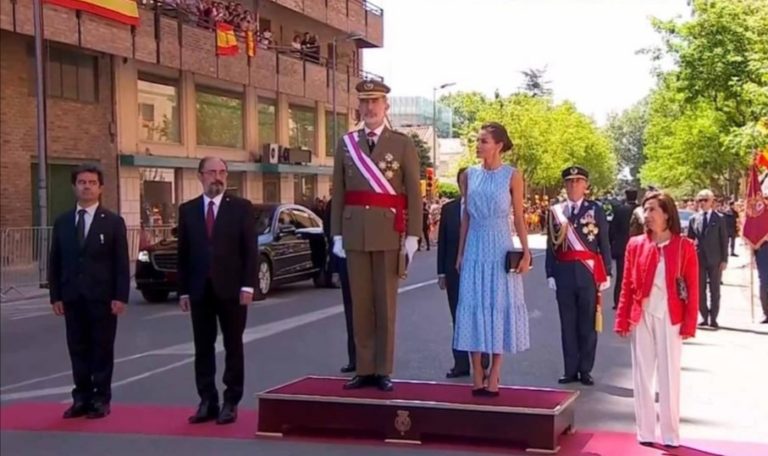 Felipe de Borbón preside el desfile del día de las Fuerzas Armadas en Huesca