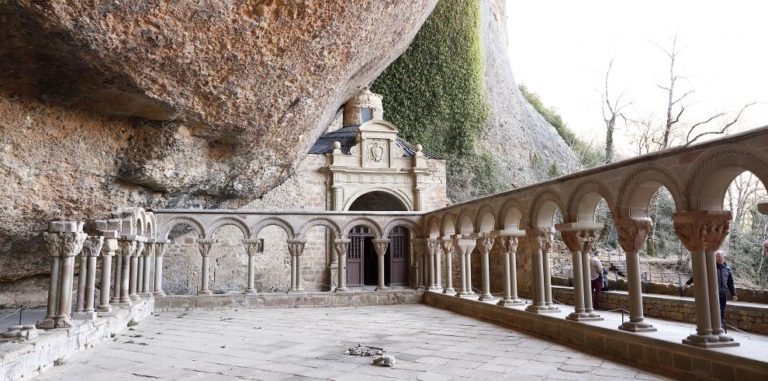 Comienzan los trabajos de restauración de las arquerías del claustro de San Juan de la Peña