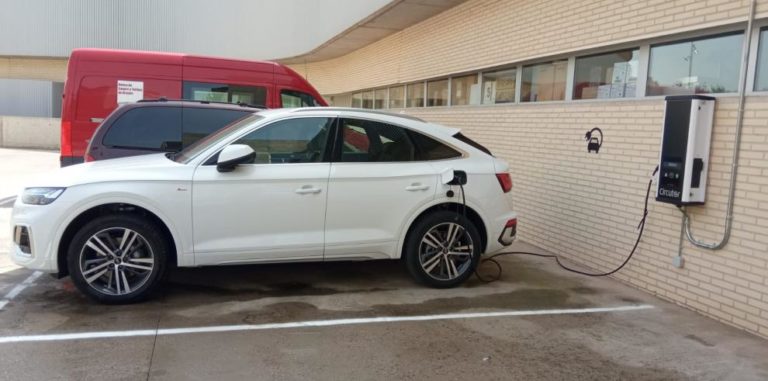 El Banco de Sangre instala un aparcamiento con recarga para coches eléctricos en sus instalaciones