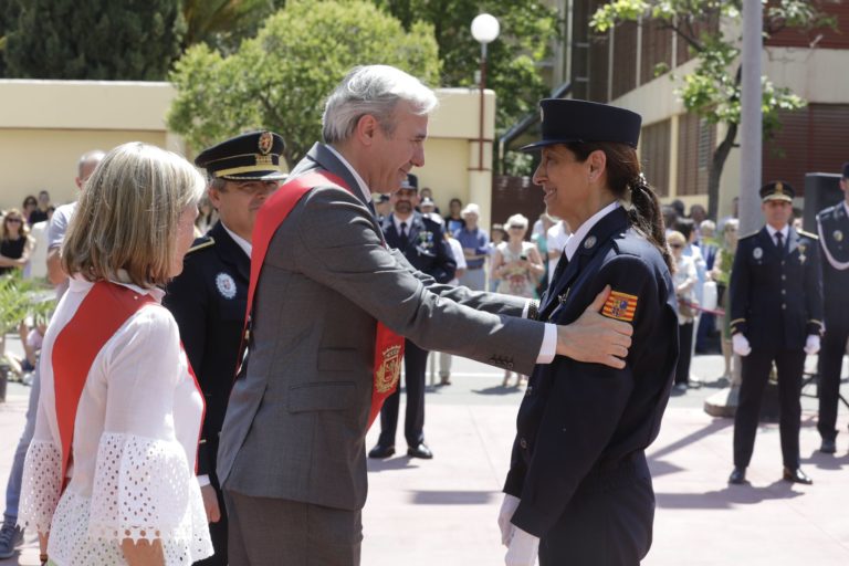 El Ayuntamiento de Zaragoza concede la Medalla de Oro al Mérito Profesional a la agente Avelina Higuero