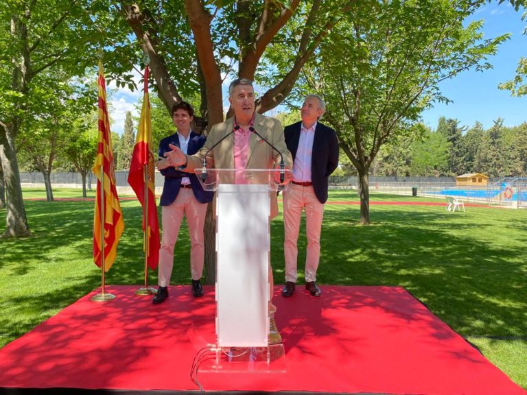 Jorge Azcón, y el alcalde de Figueruelas, Luis Bertol, han inaugurado las piscinas del complejo deportivo de Figueruelas