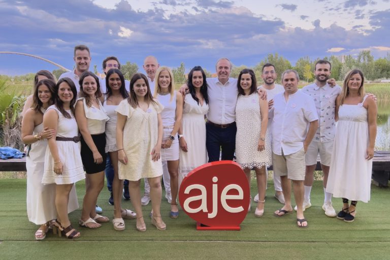 Cerca de 200 empresarios y amigos dan la bienvenida al verano con AJE Zaragoza