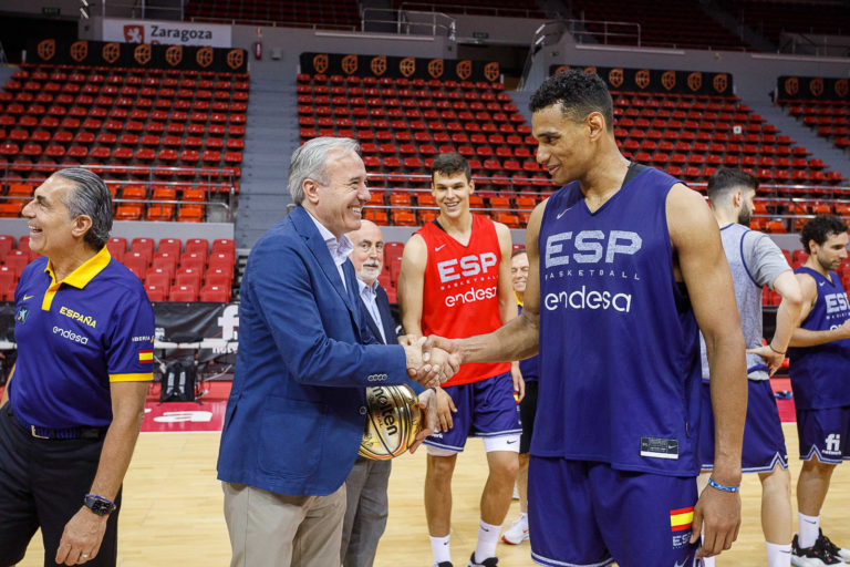 Jorge Azcón desea suerte a la selección española de baloncesto y anima a la afición a disfrutar del partido este viernes en el Príncipe Felipe