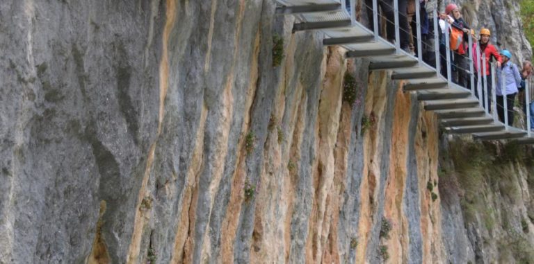 Más de 1,6 millones de senderistas recorrieron en 2021 los más de 2.000 senderos turísticos de Aragón