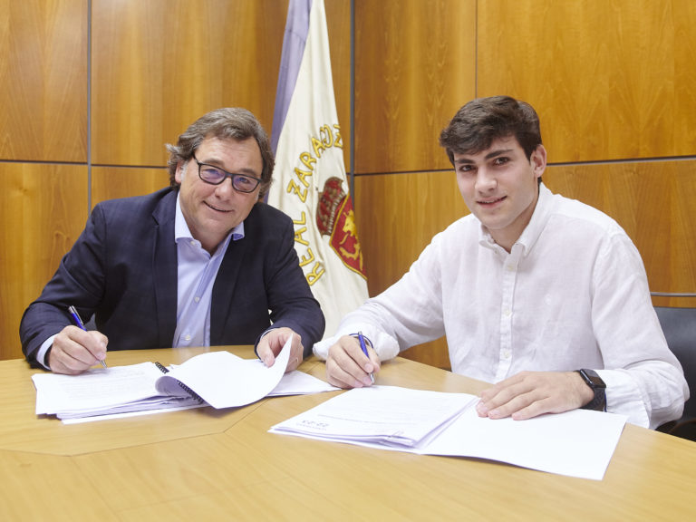 Llegó la segunda renovación: Iván Azón continúa su sueño en el Real Zaragoza y firma hasta 2025