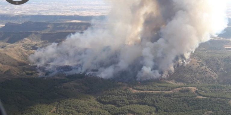 Los efectivos del INFOAR trabajan durante toda la noche en el incendio de Ateca