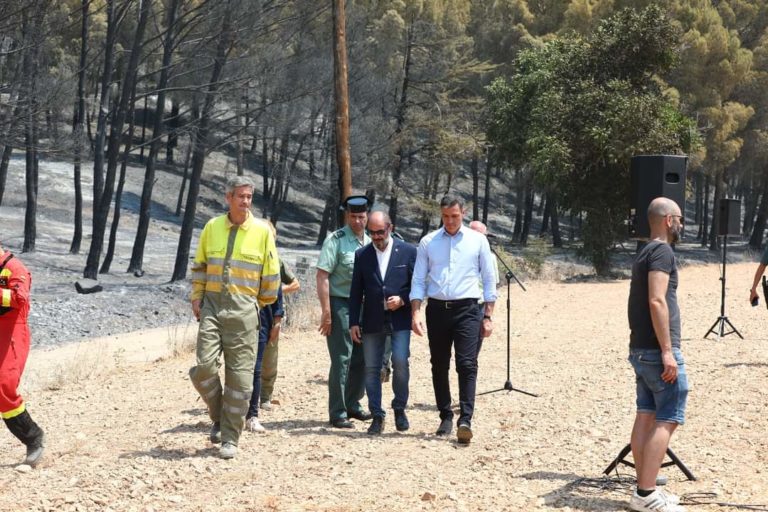 Pedro Sánchez visita las zonas afectadas por los incendios en Aragón y pide “extremar todas las precauciones»