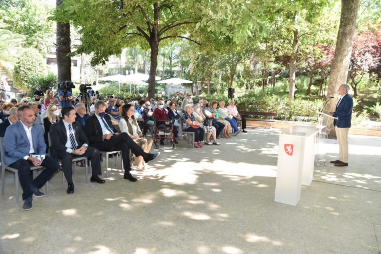 El Ayuntamiento lanza el proyecto «Banca amigable con las personas mayores», para combatir la brecha digital en los servicios financieros