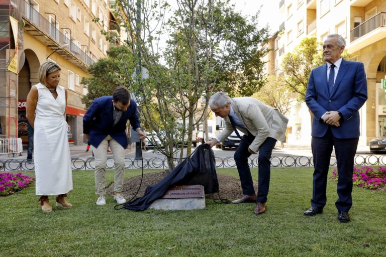 Un jardín en la plaza San Francisco recuerda desde hoy a las víctimas del terrorismo