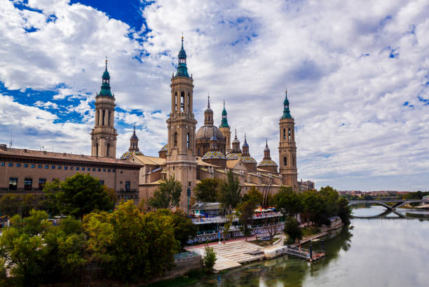 El turista extranjero vuelve a Zaragoza con 11.644 consultas en las oficinas, el 42 % del total