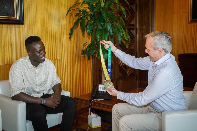 El alcalde Jorge Azcón recibe al karateca zaragozano Babacar Seck, campeón en los Juegos Mundiales