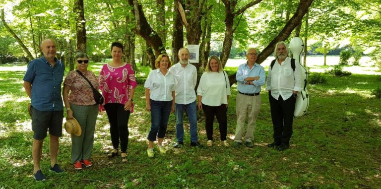 La poesía vuelve al valle de Pineta con la exposición “Árboles ilustrados”
