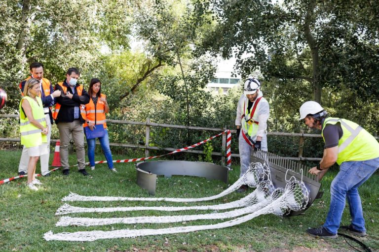 Zaragoza implanta un sistema de retención para reducir la llegada de toallitas a los ríos y riberas
