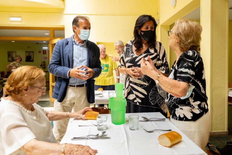 El servicio municipal de comedor para mayores estrena su ampliación al mes de agosto con 357 menús en su primera semana￼
